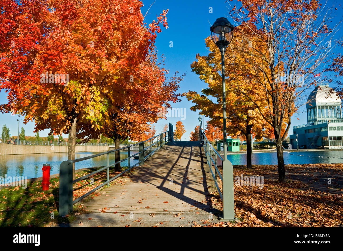 Saison d'automne dans le Vieux Montréal Bassin Bonsecours Banque D'Images