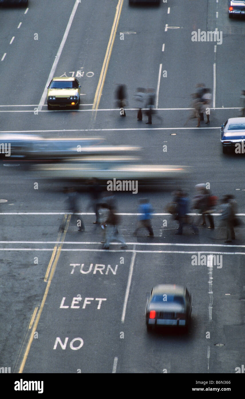 Les voitures et les piétons blur comme ils l'agitation autour de rues du centre-ville de Los Angeles, Californie Banque D'Images