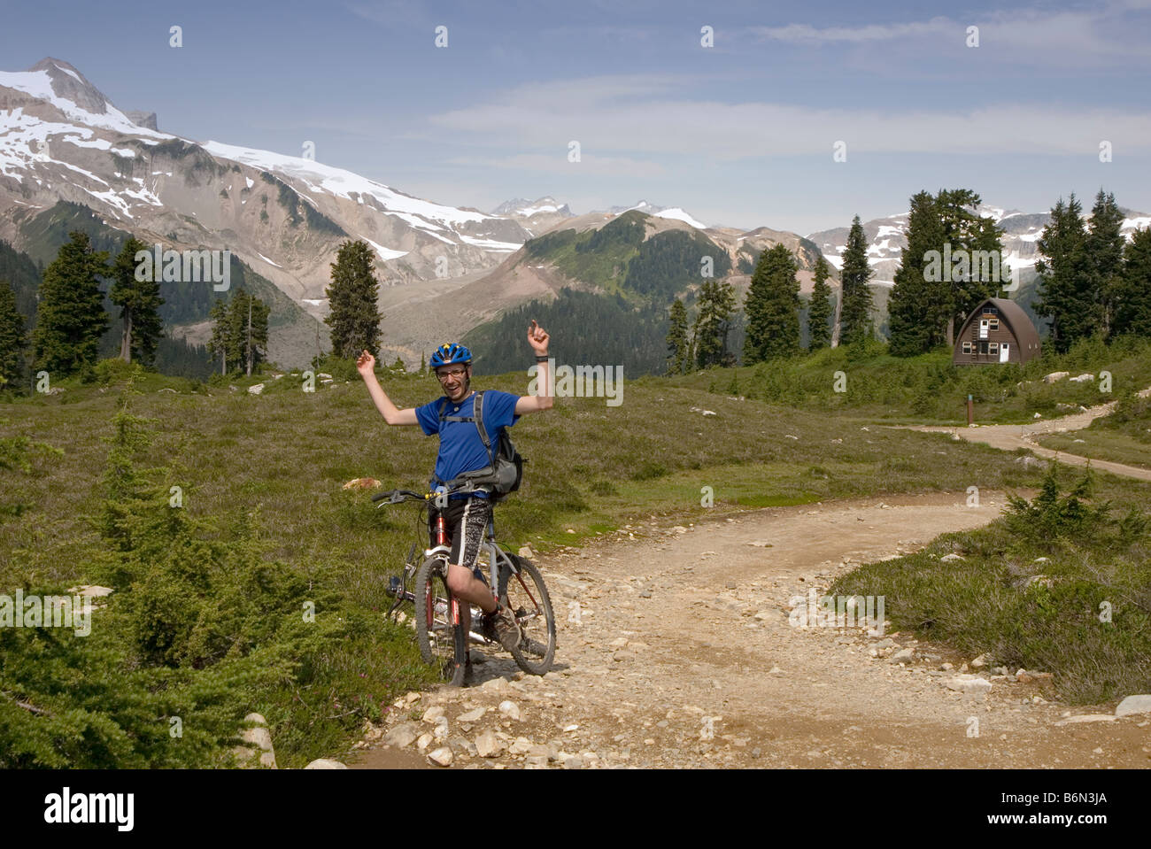 Du vélo de montagne sur un sentier panoramique dans les montagnes à Squamish, British Columbia, Canada Banque D'Images
