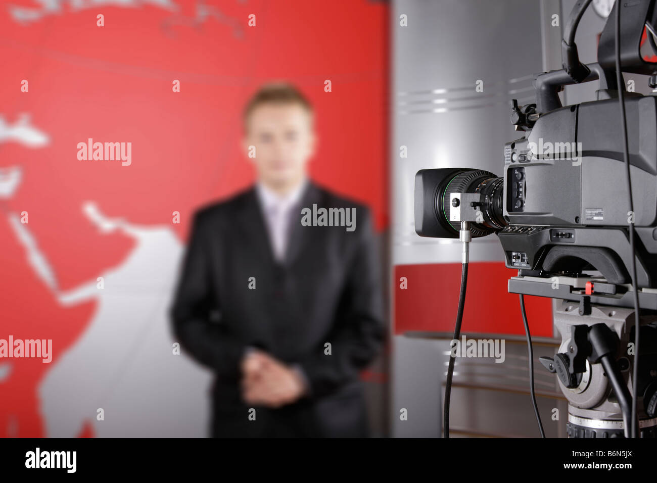 Studio de télévision avec près d'une caméra vidéo et d'un présentateur méconnaissables dans l'arrière-plan Banque D'Images