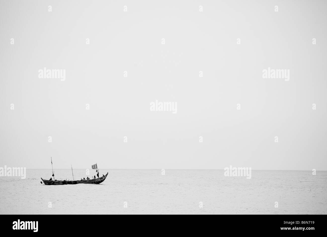 Le Ghana, côte ouest. Fete, village des pêcheurs locaux, des bateaux en bois. Banque D'Images