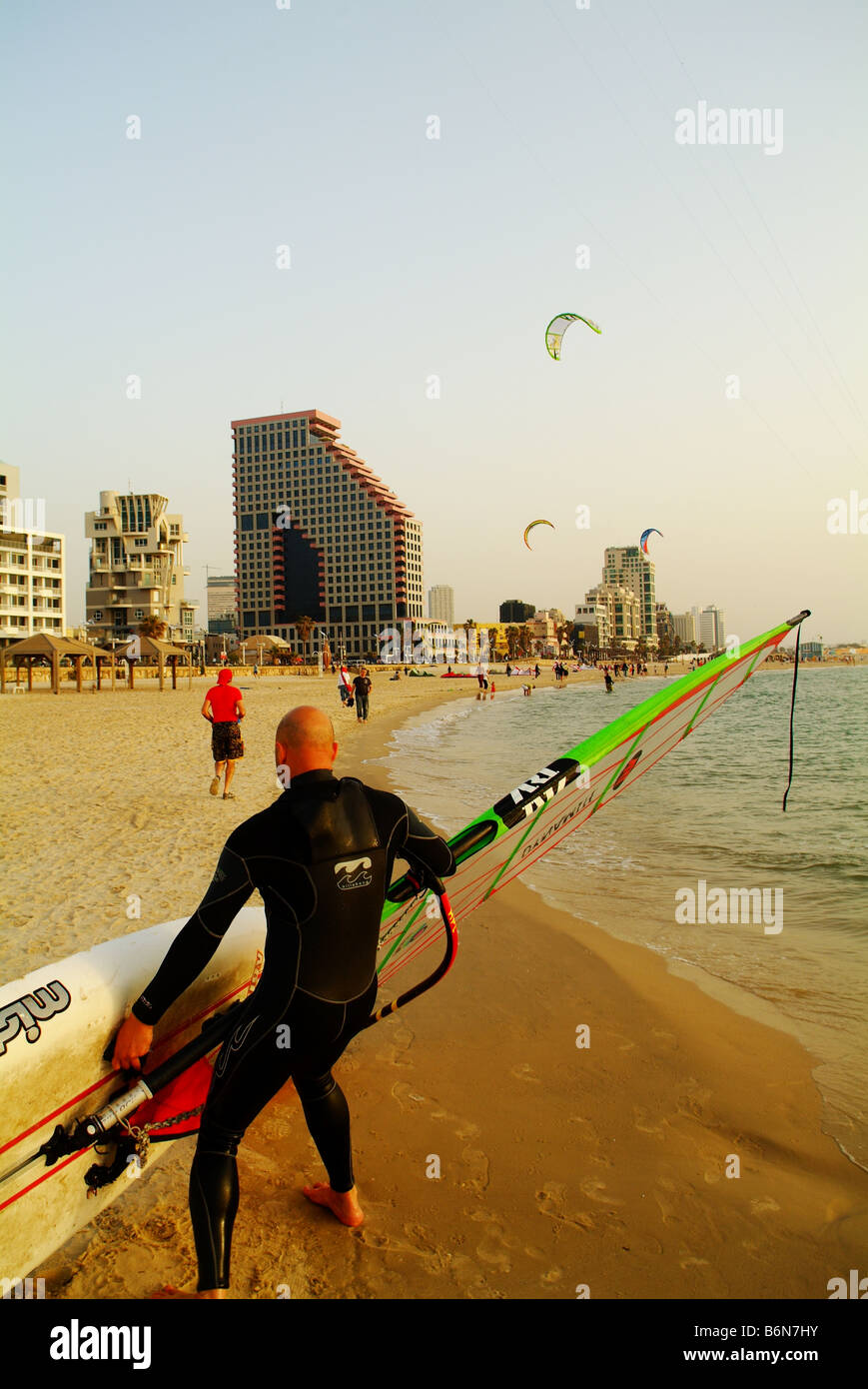 Après la planche à voile sur la plage, à Tel Aviv, Israël Banque D'Images