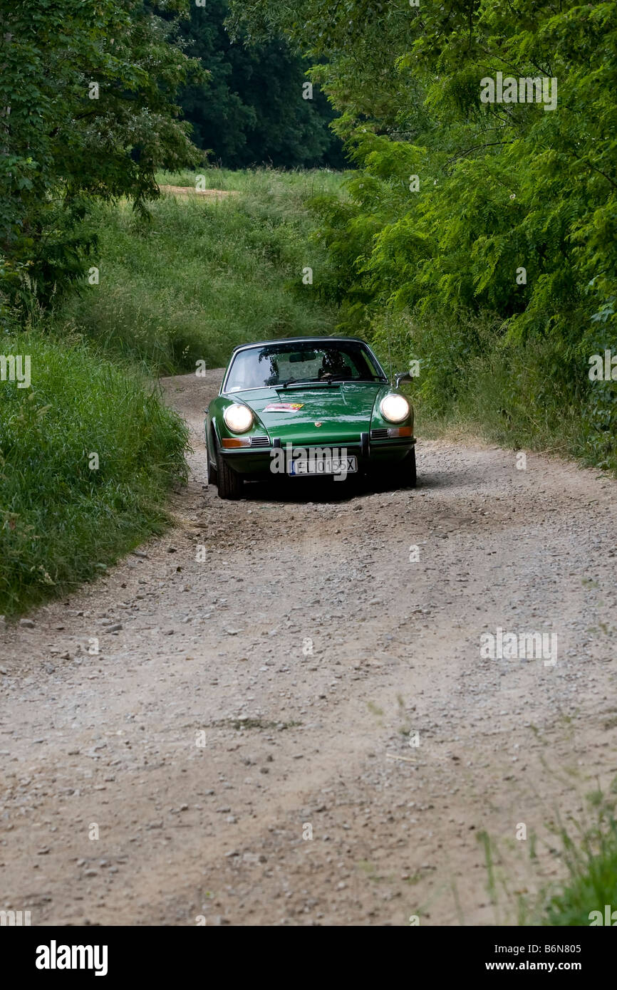 Green car sur piste sale Banque D'Images