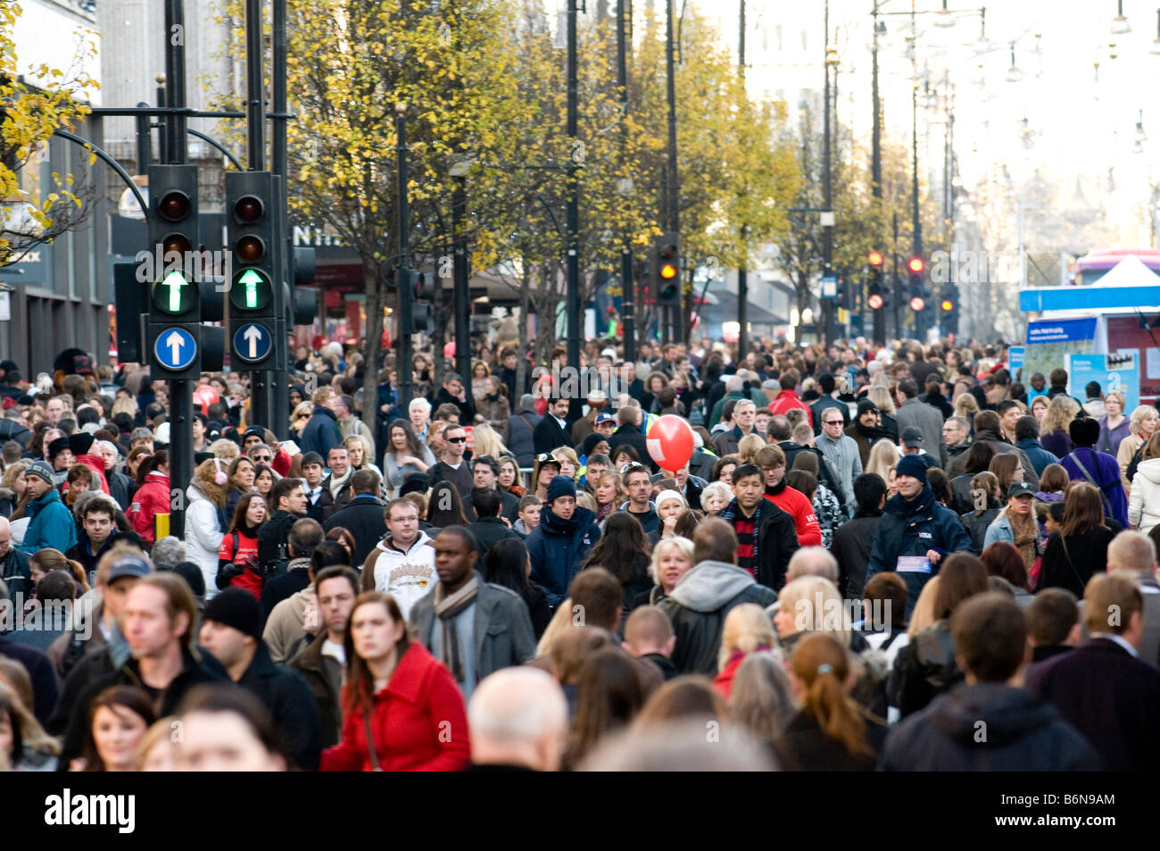 Shoppers sur Oxford Street, London, England, UK Banque D'Images
