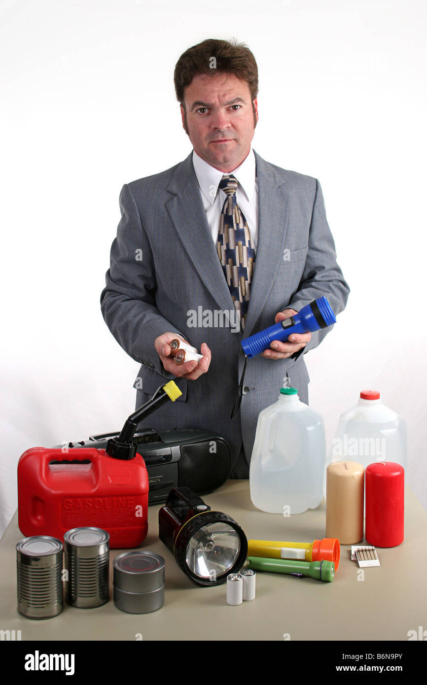 Un monsieur météo avec fournitures de secours en cas de catastrophe tenant une lampe de poche Piles Banque D'Images