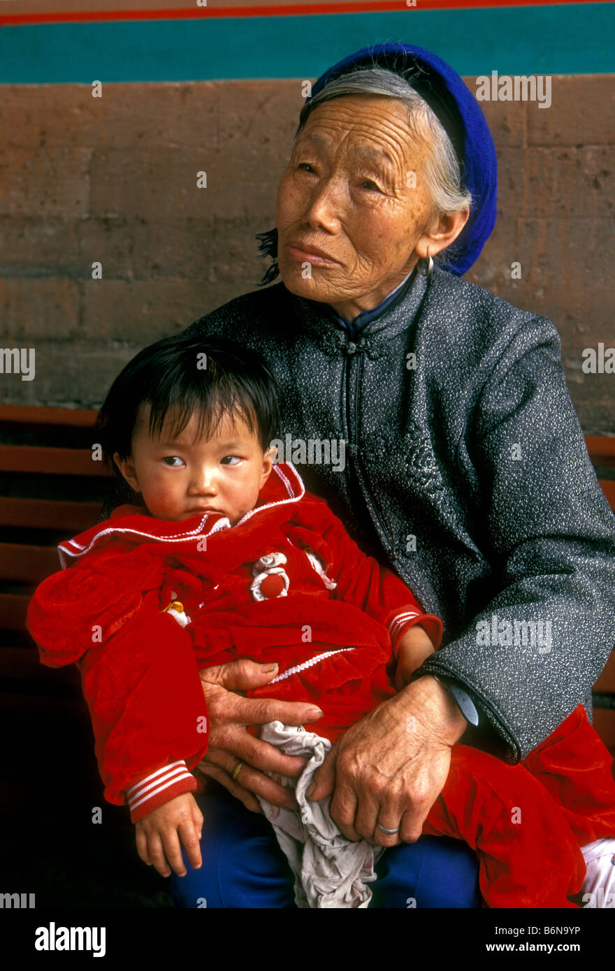 2 deux Chinois gens personne adulte de sexe féminin grand-mère et petit-fils d'hommes garçon Beijing Beijing Chine Asia Municipalité Banque D'Images