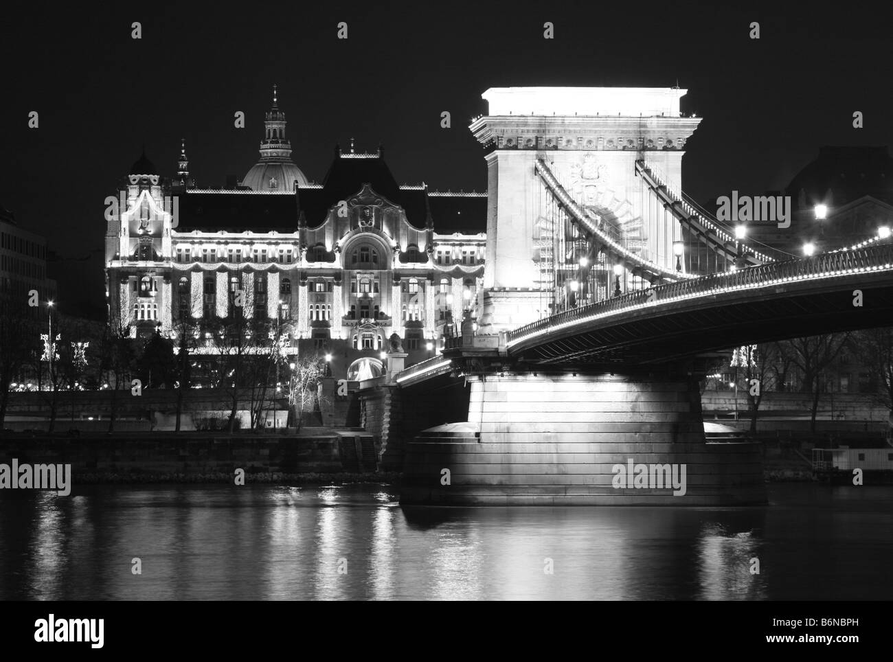 Pont à chaînes Széchenyi à Budapest (Hongrie) par nuit Banque D'Images