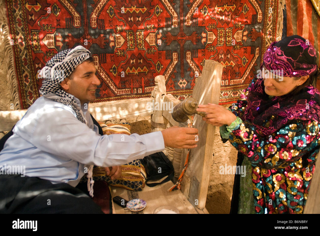 Harran Maison de la culture kurde avec Turk client étant servis le thé Banque D'Images