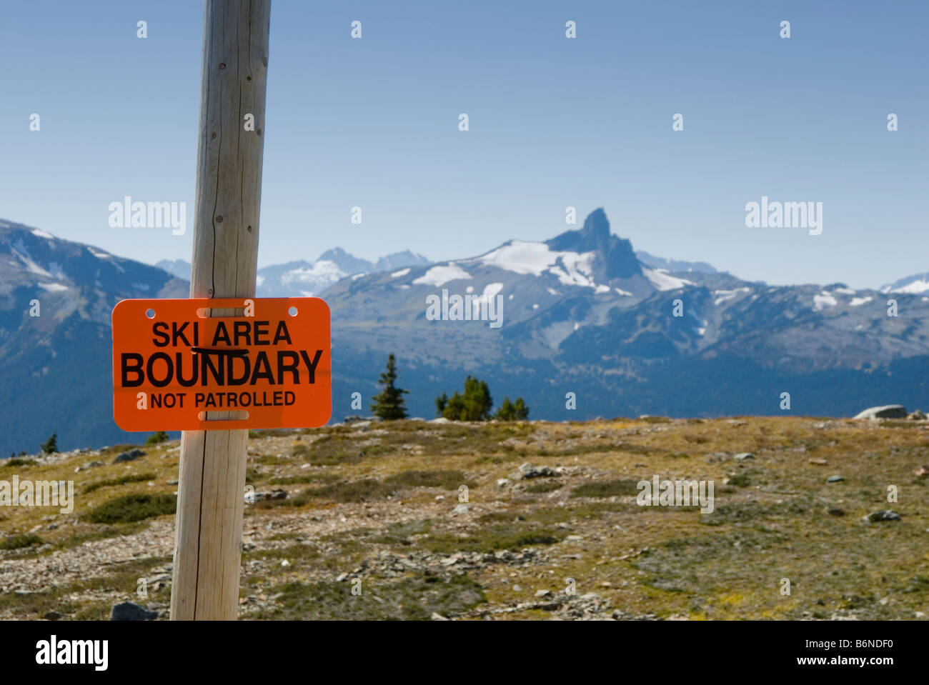 Limite de sécurité ski signe à Resort Whistler/Blackcomb, en Colombie-Britannique, l'été Banque D'Images