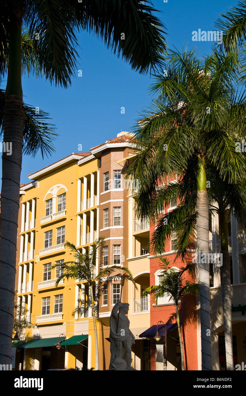 Naples Florida Bayfront fl boutiques shopping couleurs rouge jaune l'architecture européenne de la baie de Naples vue Banque D'Images