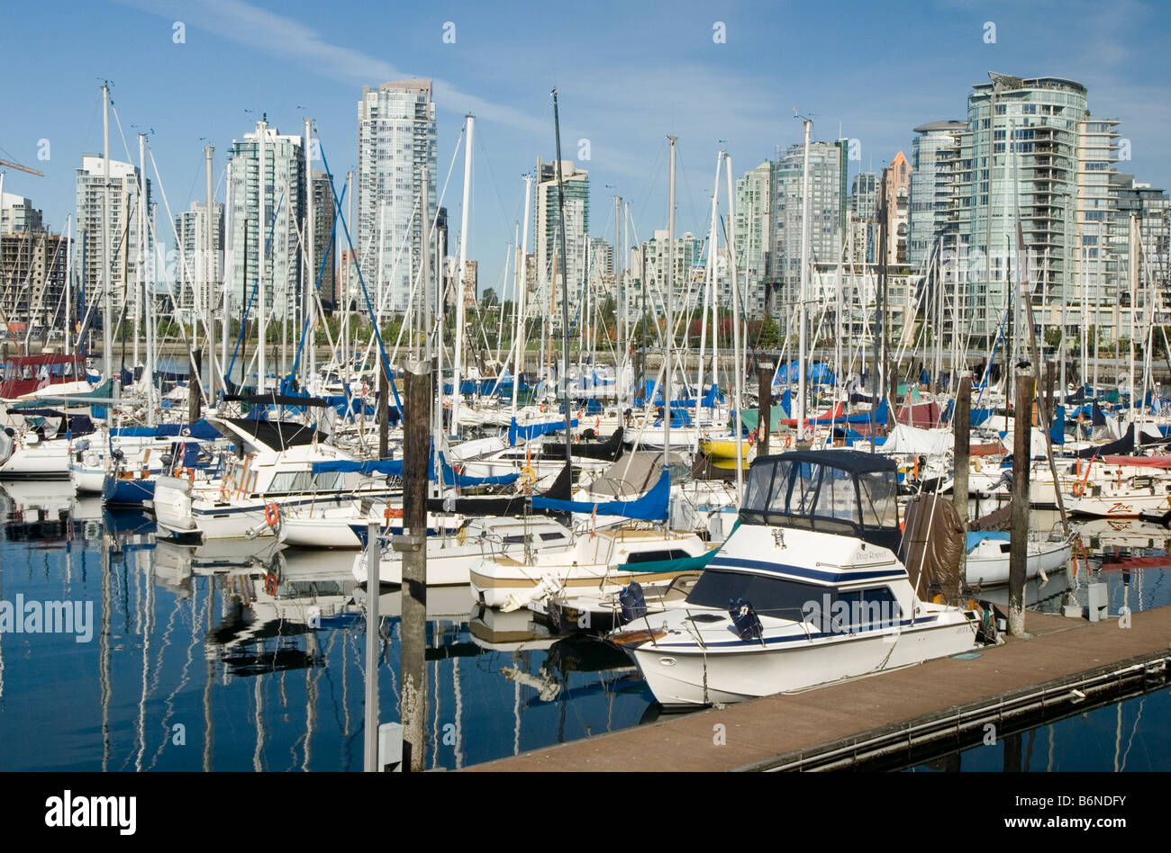Bateaux dans False Creek Marina, condos et gratte-ciel en arrière-plan, Vancouver, British Columbia, Canada Banque D'Images