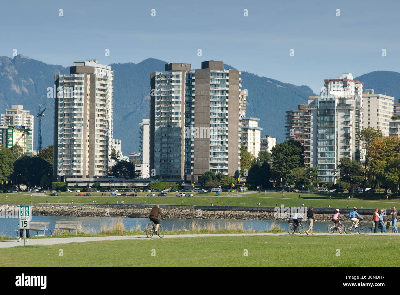 Condos et montagnes à Vancouver, Colombie-Britannique, Canada Banque D'Images