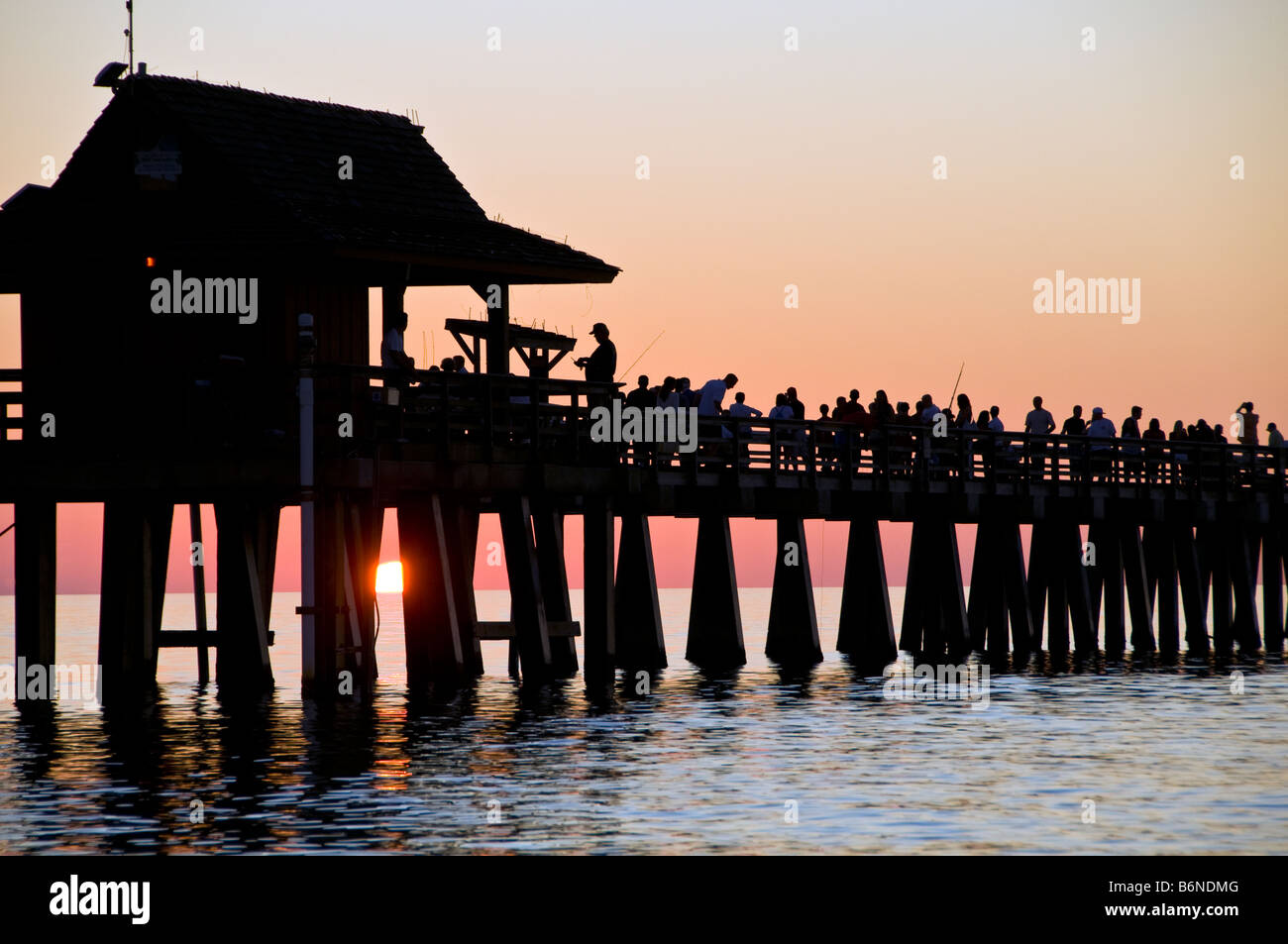 Jetée de Naples Naples Floride coucher de soleil jetée municipale de la jetée de pêche de Naples fl Southwest Florida Gulf Coast Banque D'Images