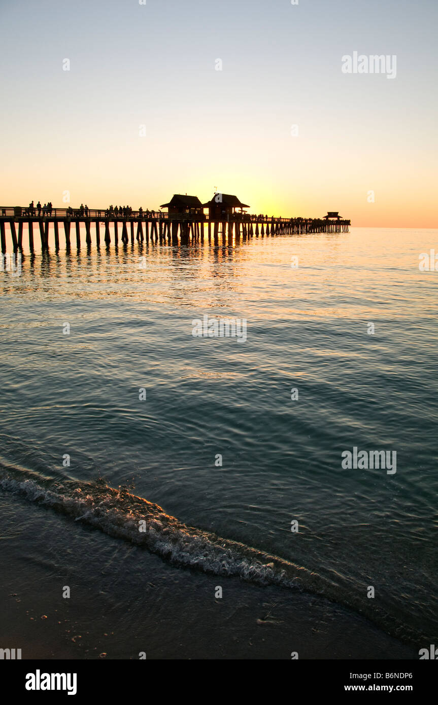Jetée de Naples Naples Floride coucher de soleil jetée municipale de la jetée de pêche de Naples fl Southwest Florida Gulf Coast silhouette Banque D'Images