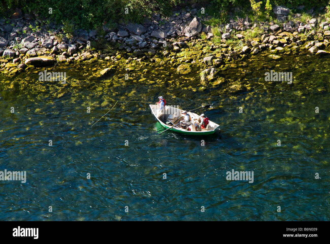 La pêche sur la rivière verte au-dessous du barrage de Flaming Gorge Banque D'Images