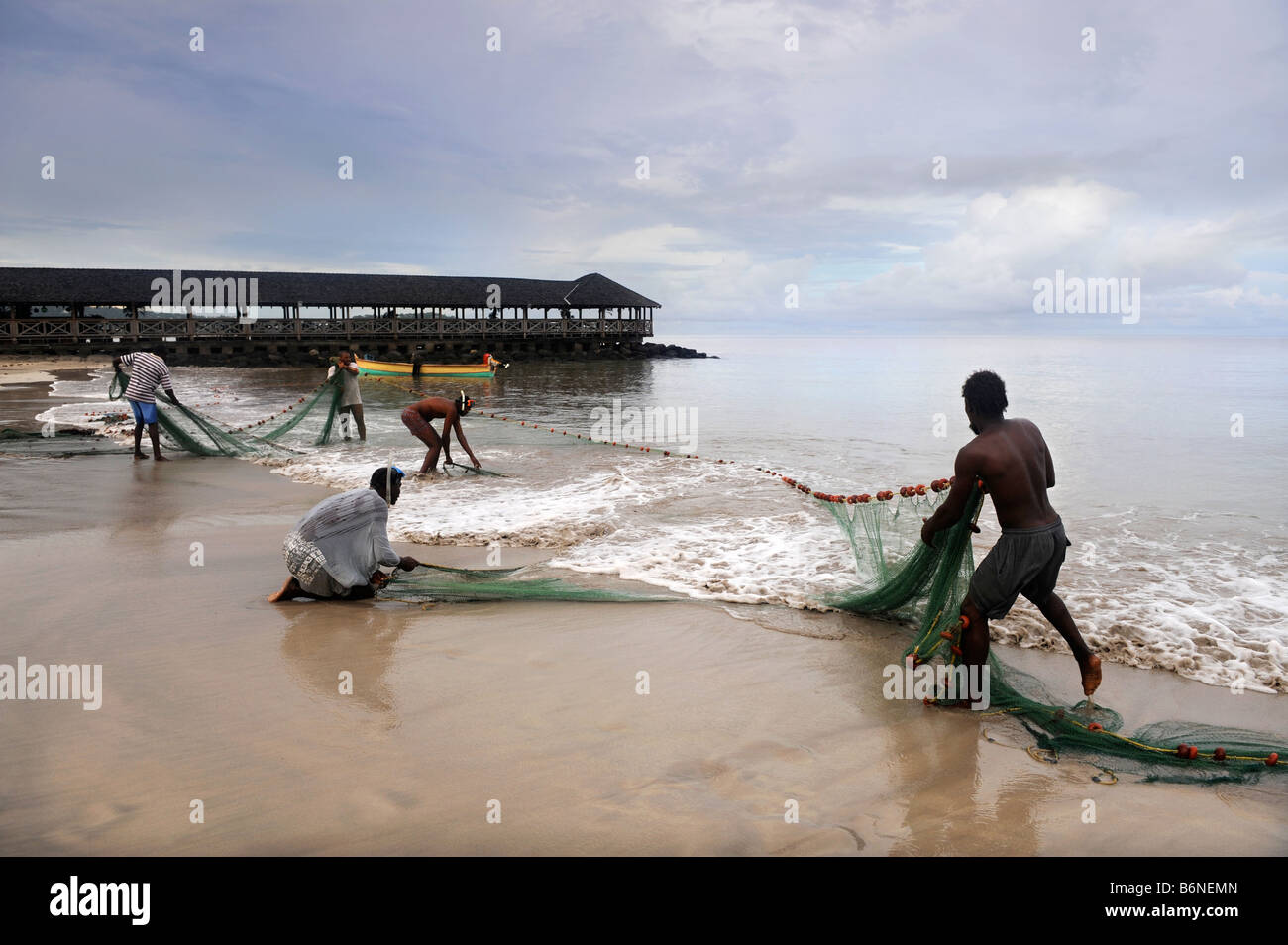 Les pêcheurs artisanaux DESSIN DANS LEURS FILETS DE LA PLAGE À LA MORGAN BAY RESORT PRÈS DE CASTRIES ST LUCIA Banque D'Images