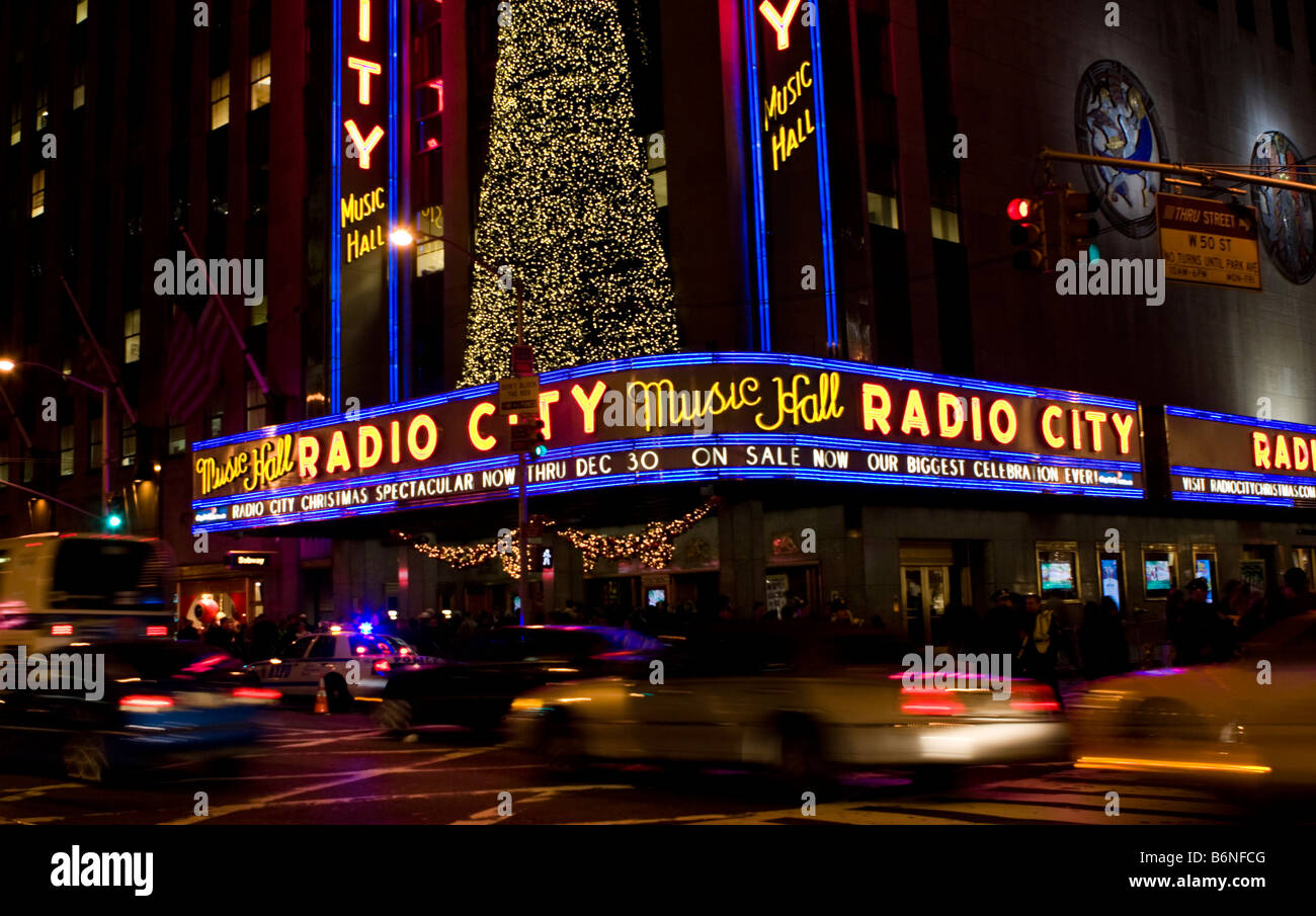 Les lumières de Noël sont vues sur l'extérieur de la Radio City Music Hall à New York, NY Banque D'Images