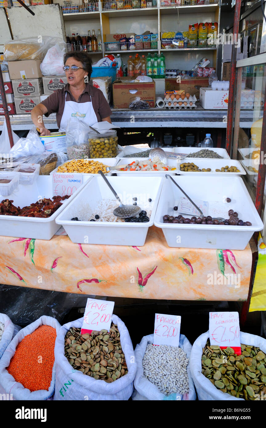 Blocage d'épices sur le marché à près de Giardini Naxos Taormina en Sicile Italie Banque D'Images