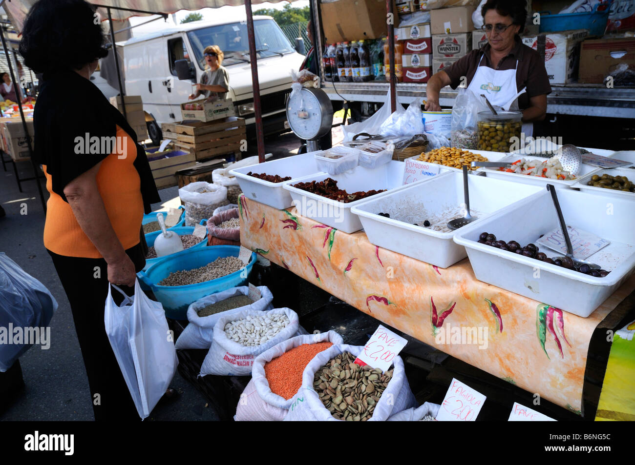 Blocage d'épices sur le marché à près de Giardini Naxos Taormina en Sicile Italie Banque D'Images