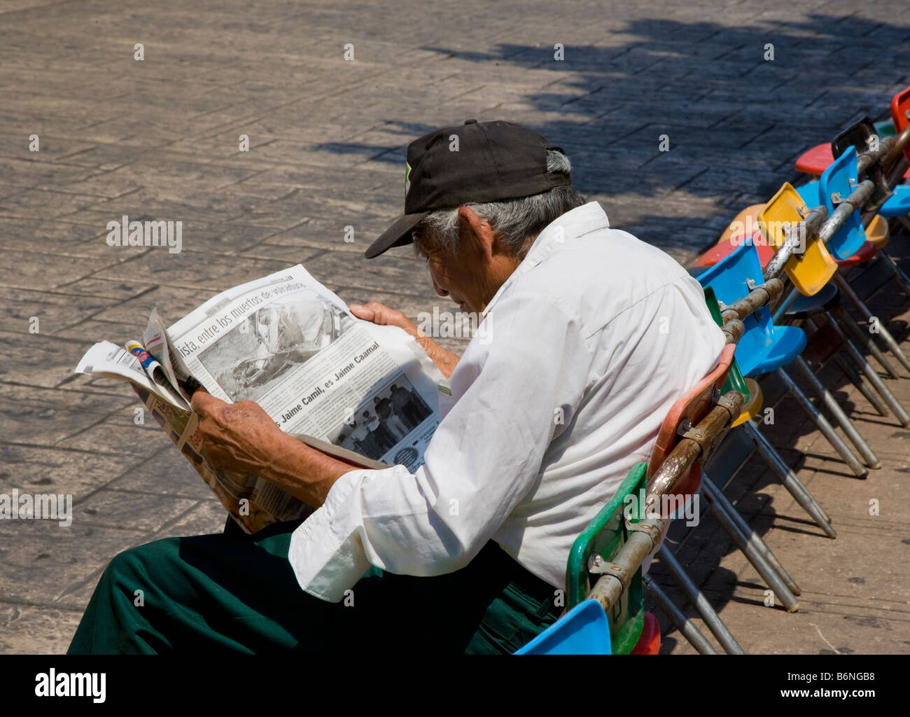 Man reading newspaper Merida Yucatan Mexique Banque D'Images