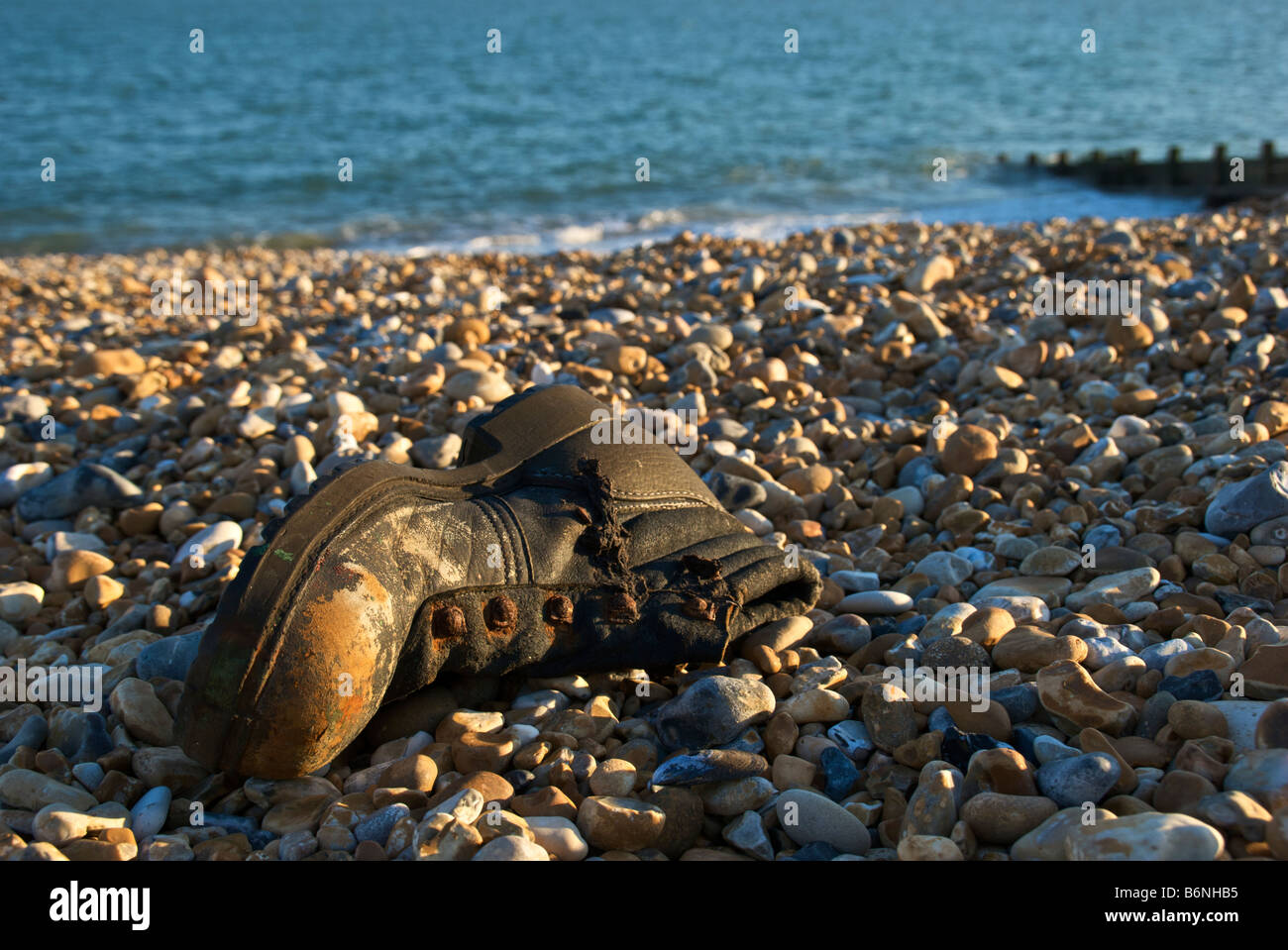 Old Boot échoués sur la plage. Banque D'Images