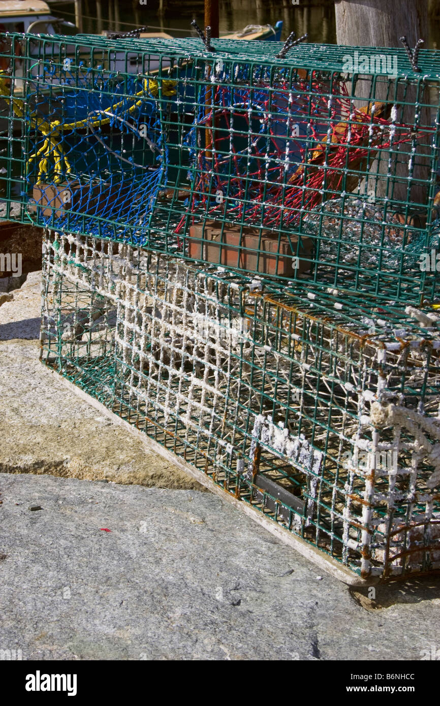 Des casiers à homard vide assise à côté de Harbour Banque D'Images