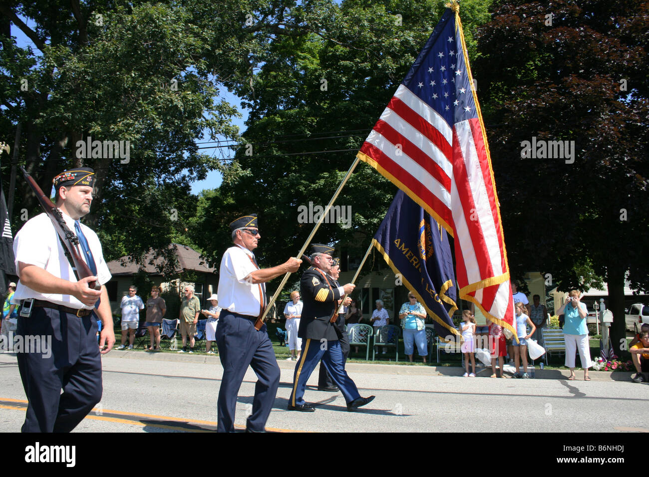 Les anciens combattants des guerres étrangères parade marching in USA Banque D'Images