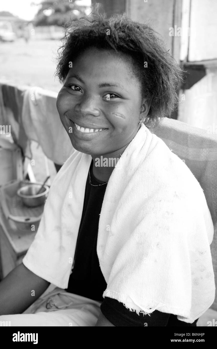 Le Ghana, Tema Ville, salon de coiffure. Coiffure. Banque D'Images