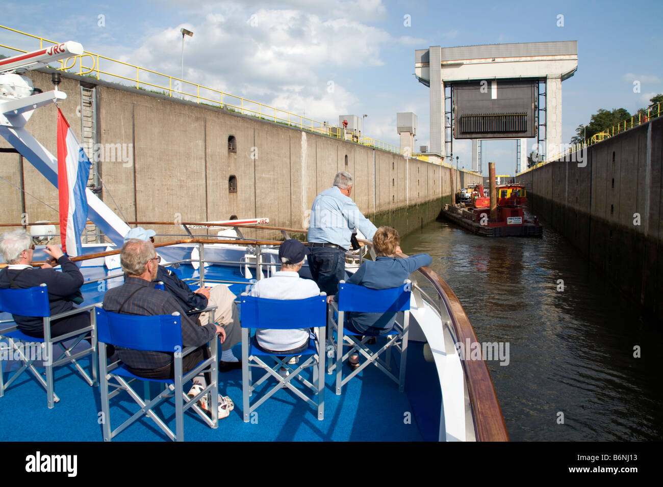 Amsterdam-Rhine Canal, Prinz Bernhard lock de la proue de navire de croisière fleuve européen avec les passagers Banque D'Images