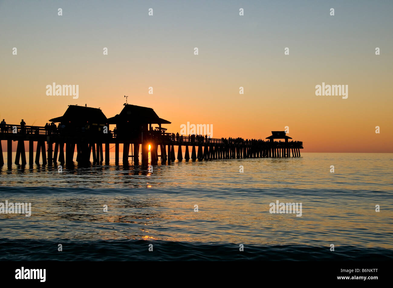Jetée de Naples Naples Floride coucher de soleil jetée municipale de la jetée de pêche de Naples fl Southwest Florida Gulf Coast Banque D'Images