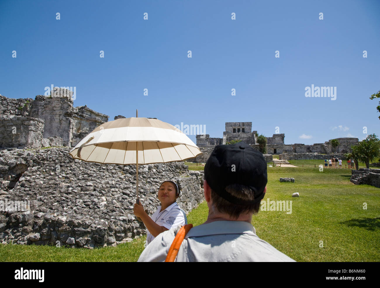 Guide touristique avec parapluie et Tulum tourisme Yucatan Mexique Banque D'Images