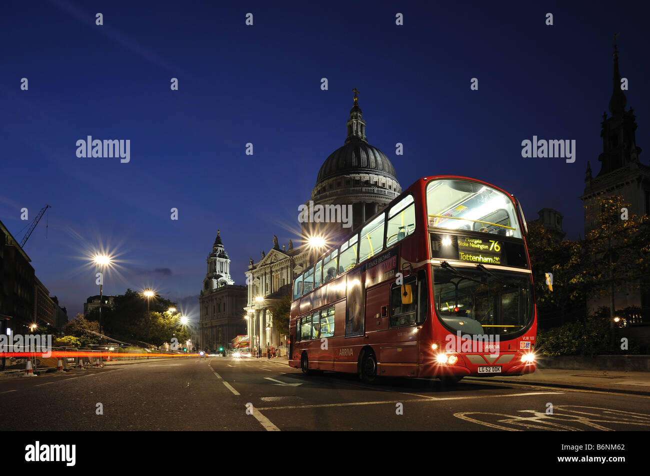 Double-decker bus en face de la Cathédrale St Paul, London, UK Banque D'Images