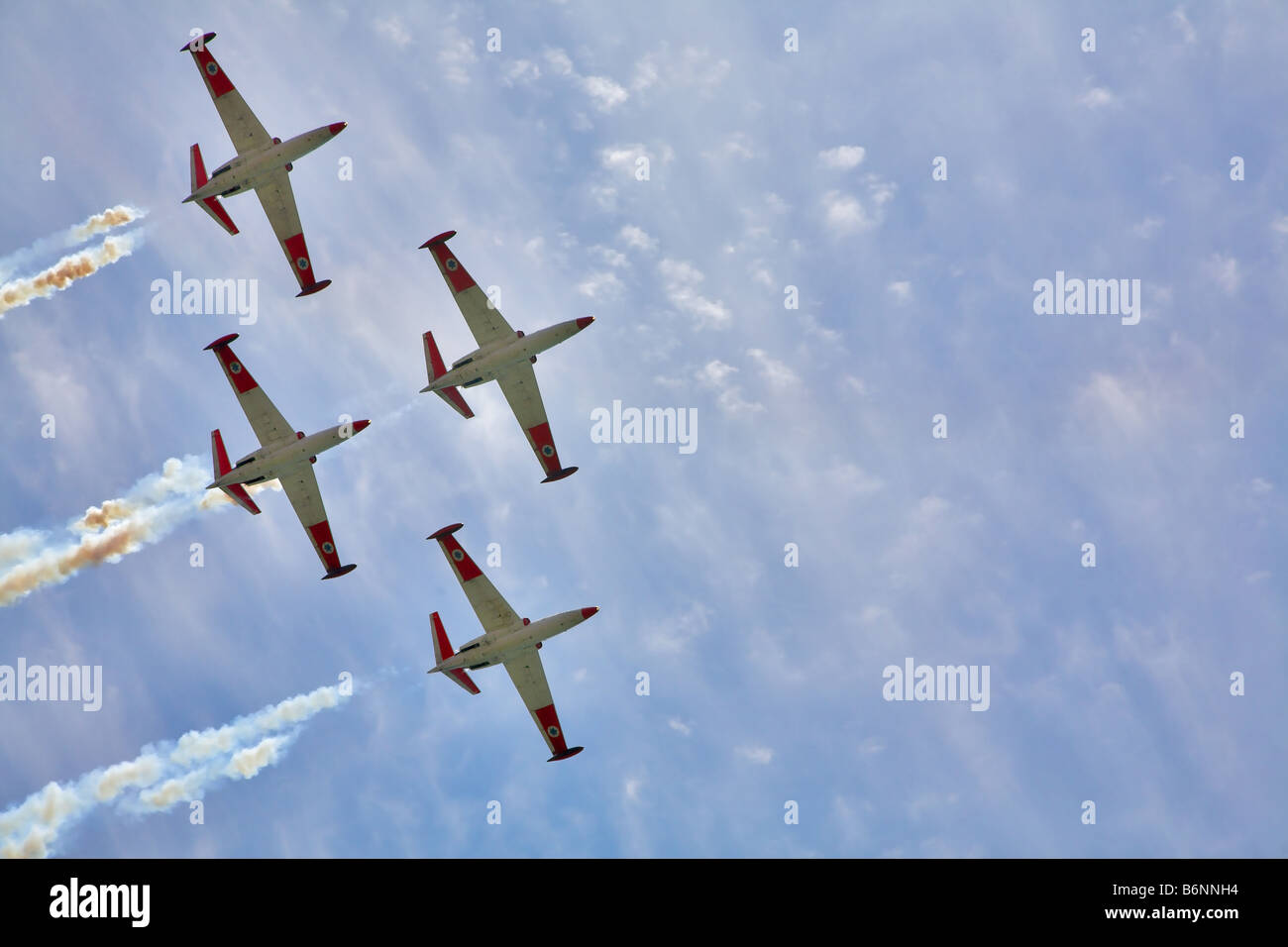 Vol synchrone de quatre avions mousseux sur la parade festive Banque D'Images Vol synchrone de quatre avions mousseux sur la parade festive Banque D'Images