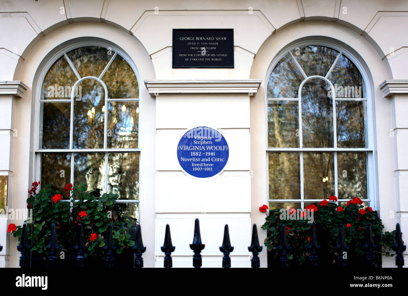Plaques commémoratives pour Virginia Woolf et George Bernard Shaw à la chambre à Fitzroy Square, Londres Banque D'Images