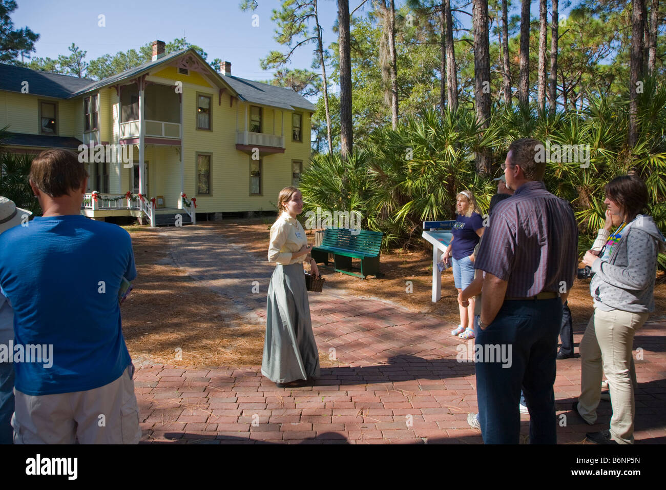 Guide touristique avec tour group in Patrimoine historique village de Pinellas Comté de Largo en Floride Banque D'Images