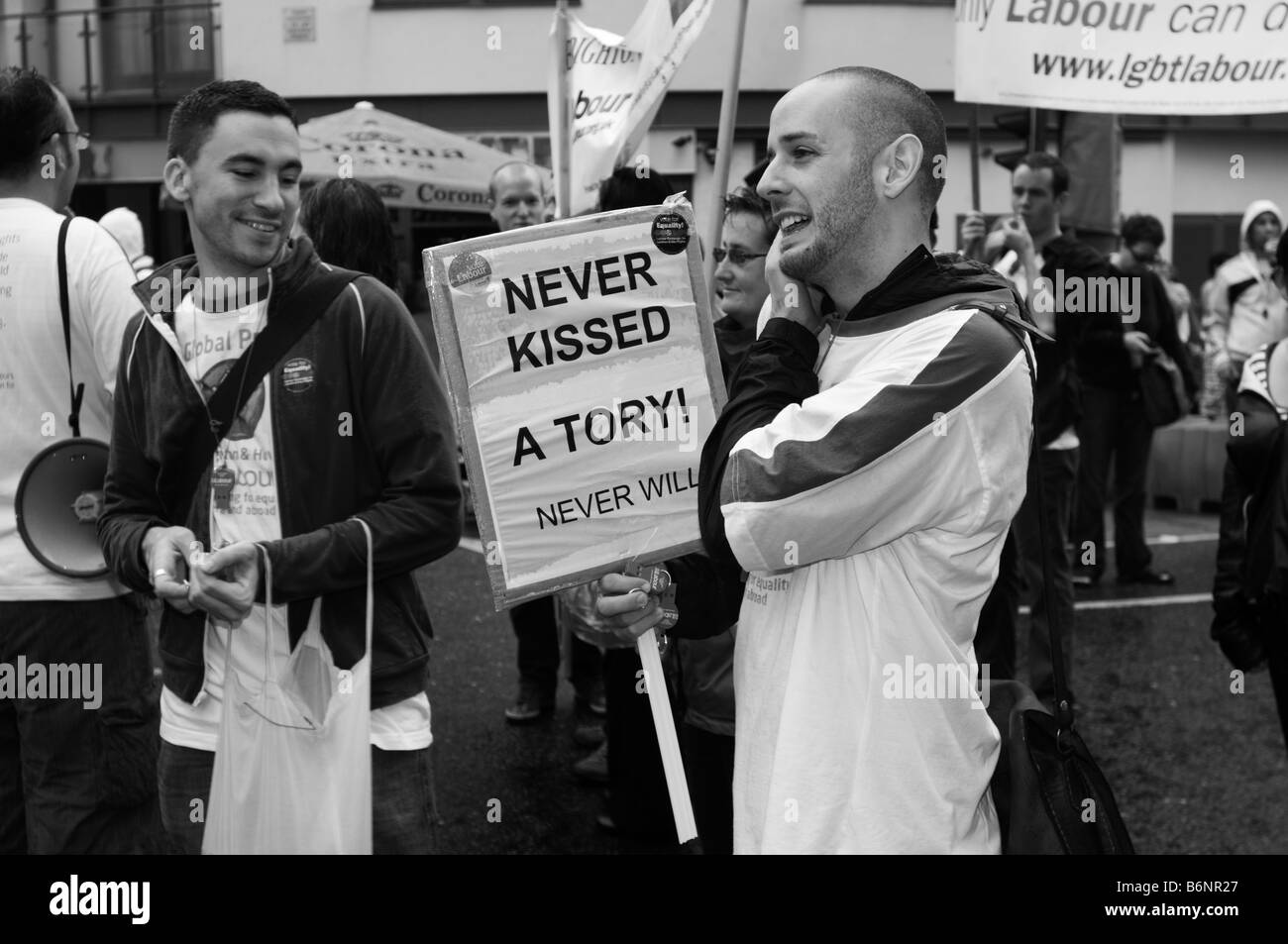 France 2 Août 2008 Un homme est titulaire d'une bannière politique pendant le défilé de la Gay Pride à Brighton. Banque D'Images