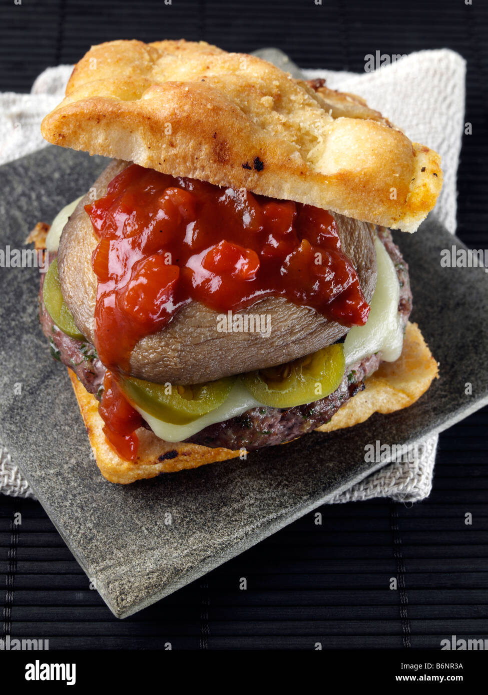 Burger de boeuf avec sauce créole et de pain focaccia Banque D'Images