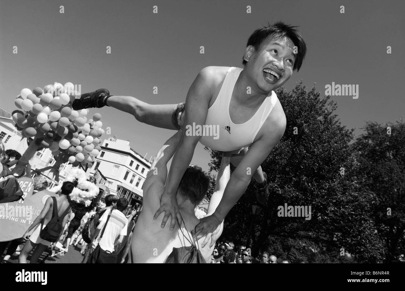 Royaume-uni, Angleterre, BRIGHTON, 4 août 2007. Deux hommes dans la parade à Brighton Pride effectuer trucs et astuces acrobatique. Banque D'Images