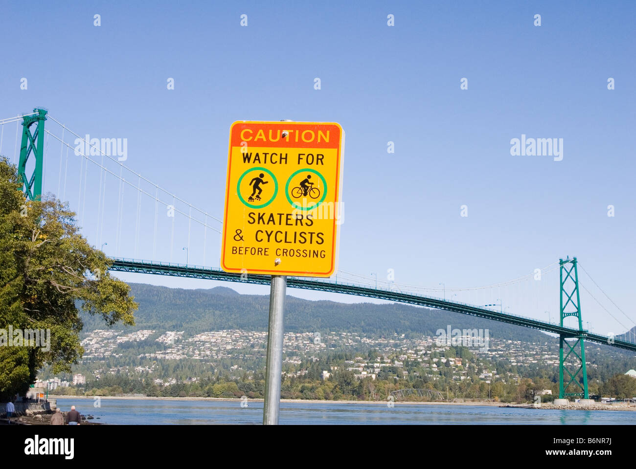 Inscrivez-vous ci-dessous pour piétons pont Lions Gate dans le parc Stanley, Vancouver, British Columbia, Canada Banque D'Images