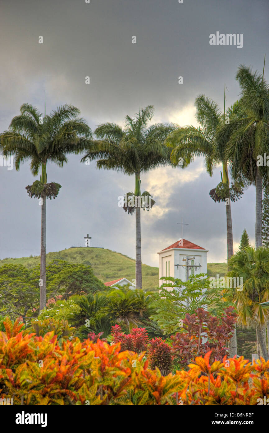 St Mary's Catholic Church cross en face de la roche de lave, une croix sur une colline herbeuse surplombant la ville, Hana Maui, Hawaii. Banque D'Images