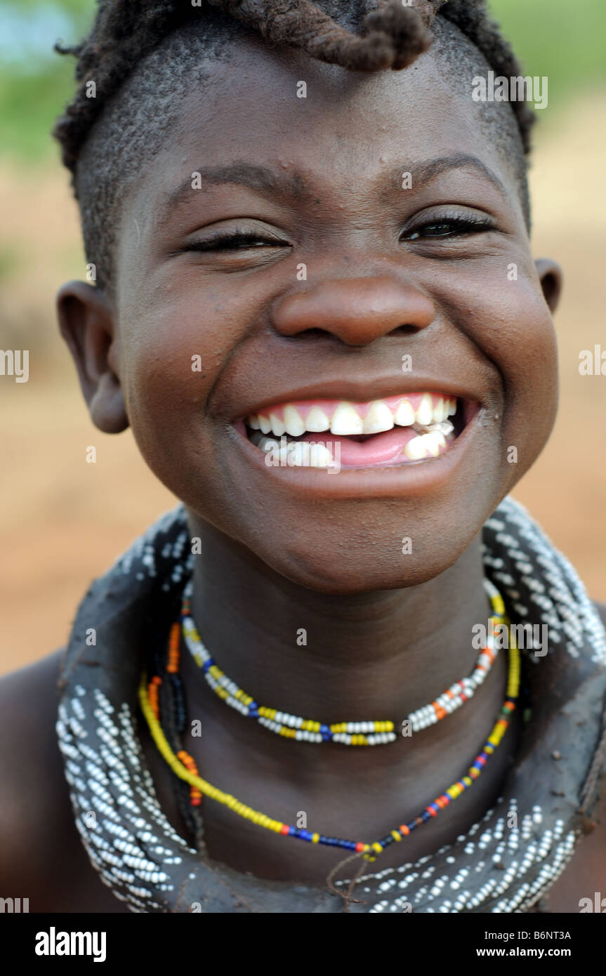 Jeune fille himba dans village près d'Opuwo namibie Banque D'Images