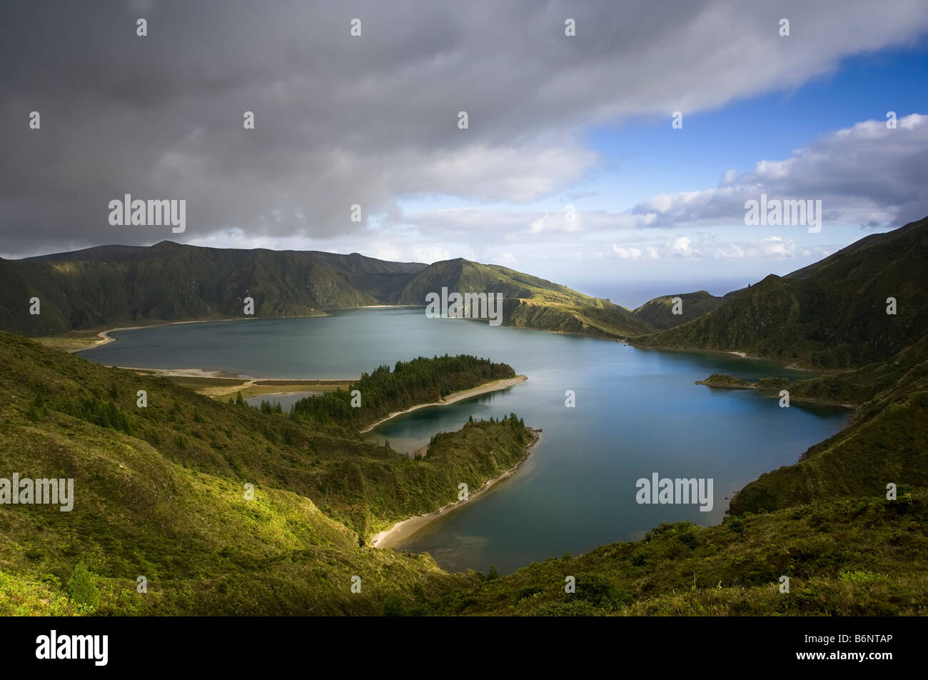 Large Vue aérienne de Fire Lake ou Lagoa do Fogo sur l'île portugaise de Sao Miguel dans les Açores. Banque D'Images