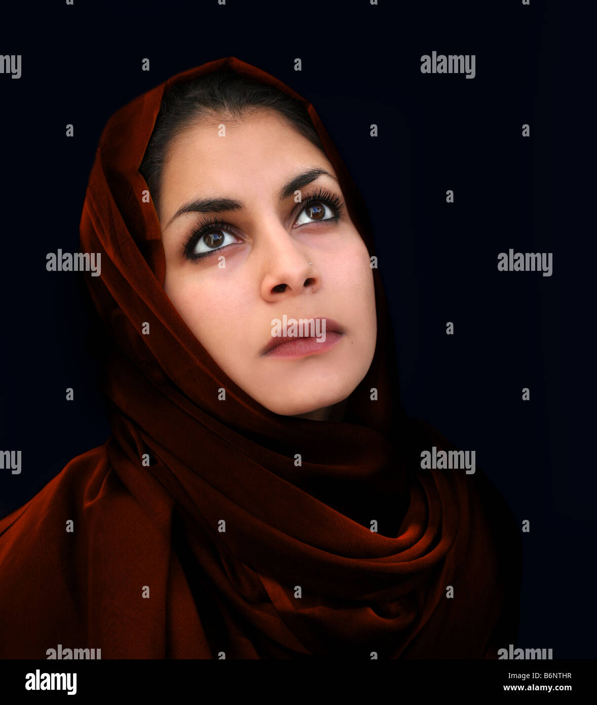 Un portrait d'une jeune femme arabe dans une écharpe de Bourgogne Banque D'Images