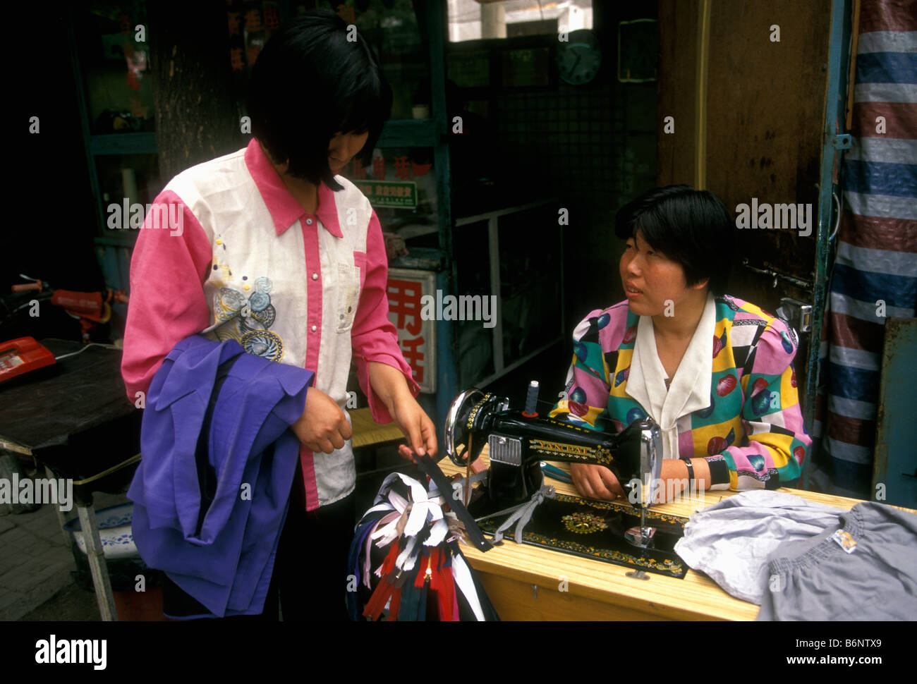 Femme chinoise la couture avec machine à coudre, couturière au travail,  ville de Pékin, la municipalité de Beijing, Chine Photo Stock - Alamy