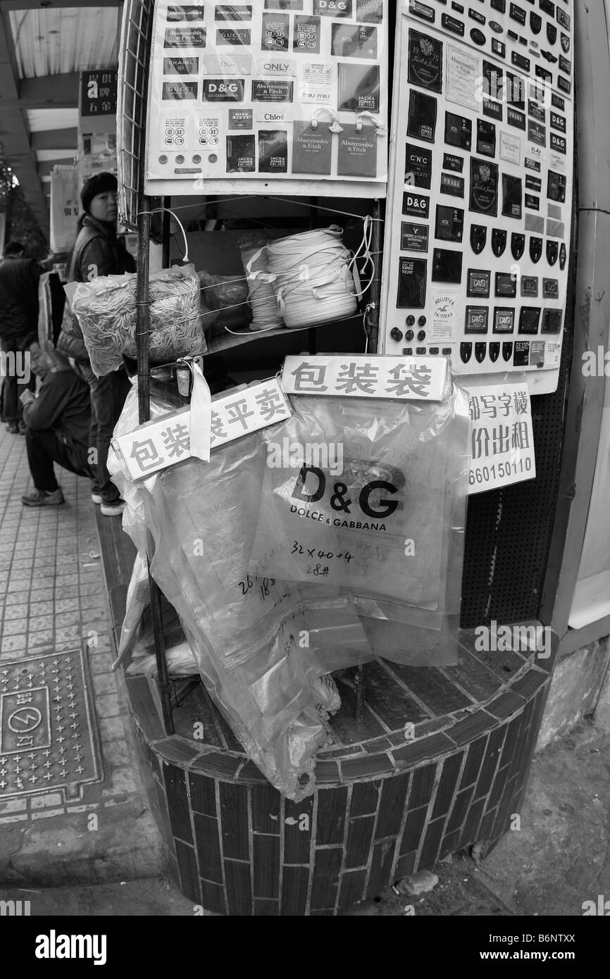Ce sac tag producteur situé à affiché masqué sur une rue principale de l'habillement textile district peut faire toute sorte d'étiquette que vous souhaitez et v Banque D'Images