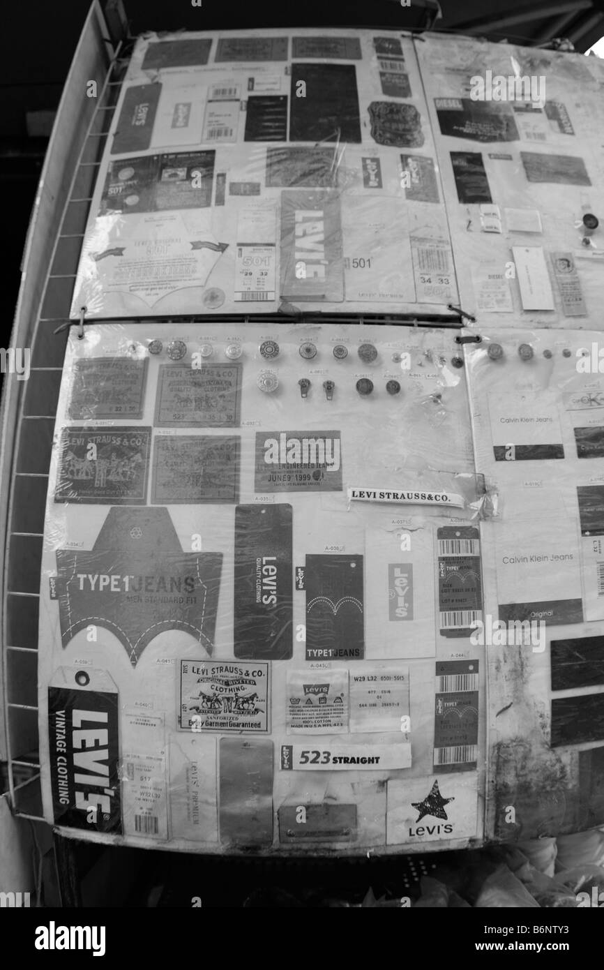 Ce sac tag producteur situé à affiché masqué sur une rue principale de l'habillement textile district peut faire toute sorte d'étiquette que vous souhaitez et v Banque D'Images