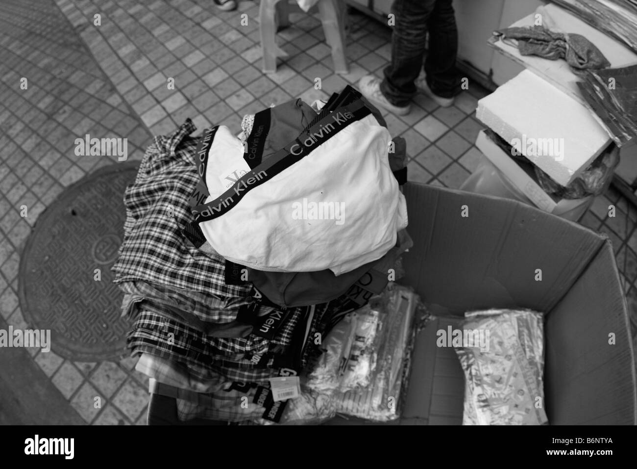 Ces jeunes femmes semblent très agréable et après l'appareil photo est sorti a menacé de me frapper avec le trépied sur le dos plus que likel Banque D'Images