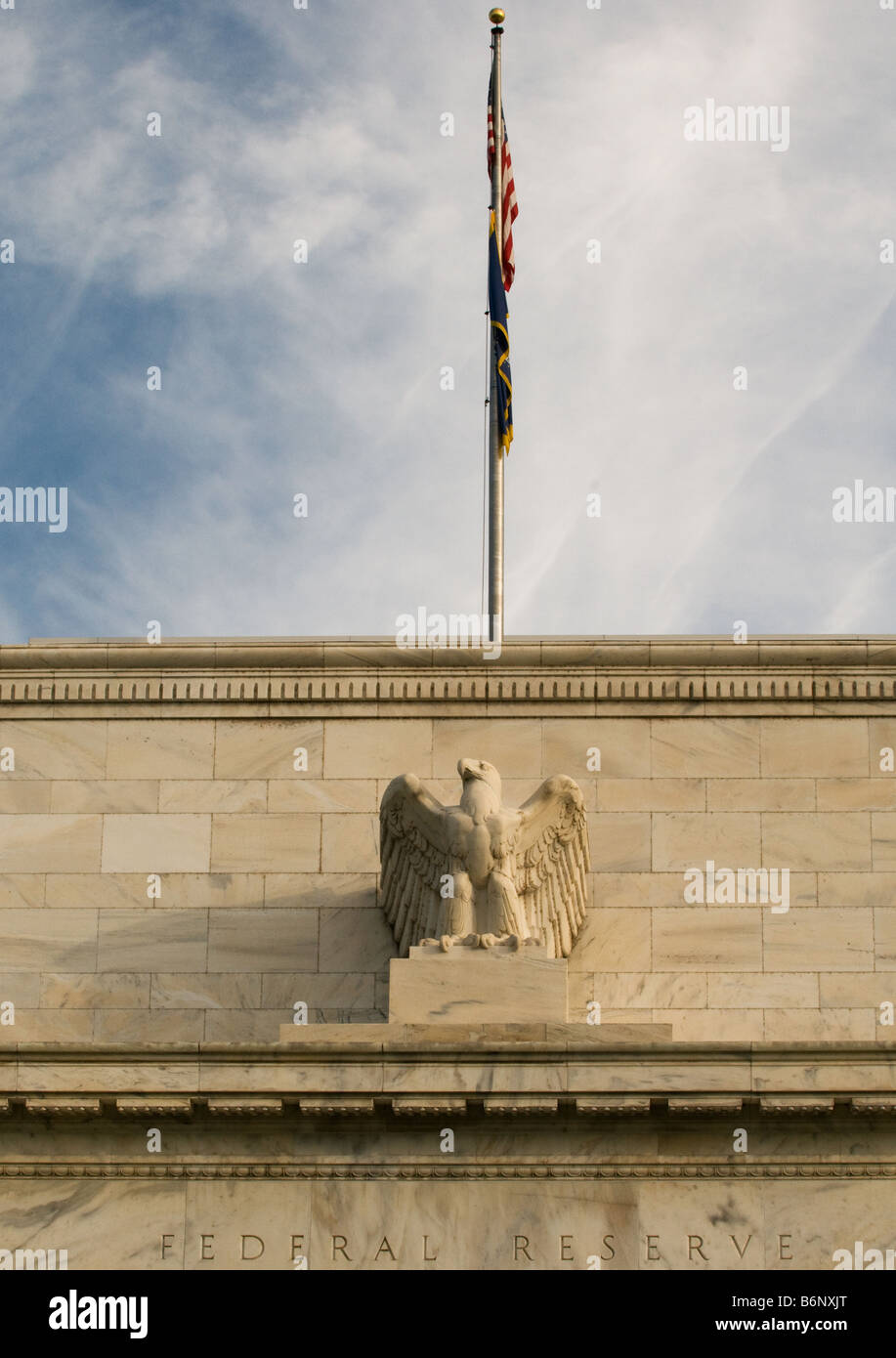 Drapeau au sommet de la US Federal Reserve Building, Washington DC (détail) avec le drapeau américain Banque D'Images
