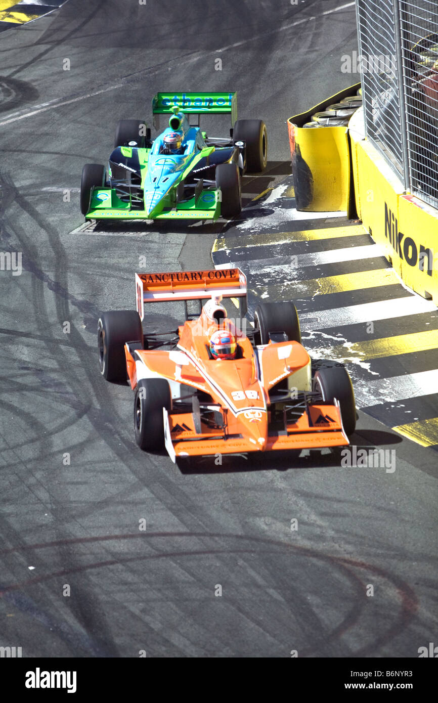 Deux voitures de course Indy 300 indycar événement de course automobile au Gold Coast Queensland Australie Banque D'Images