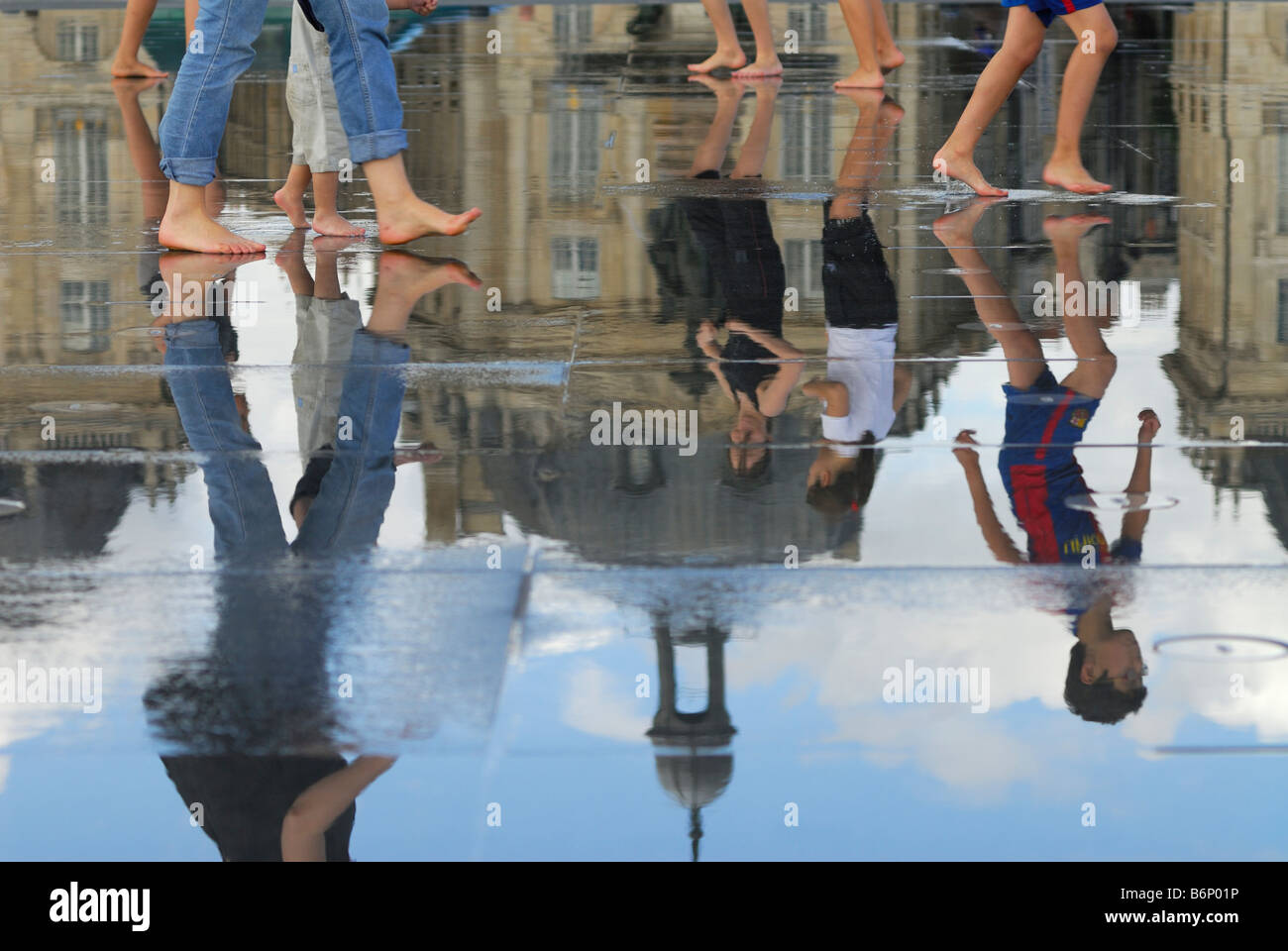 Bordeaux France eau ornementaux présentent sur le quai de la douane et de la Place de la Bourse dans l'arrière-plan Banque D'Images